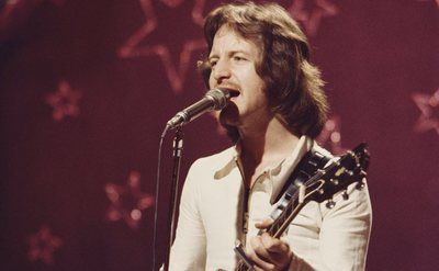 Pete Ham Performs on stage.