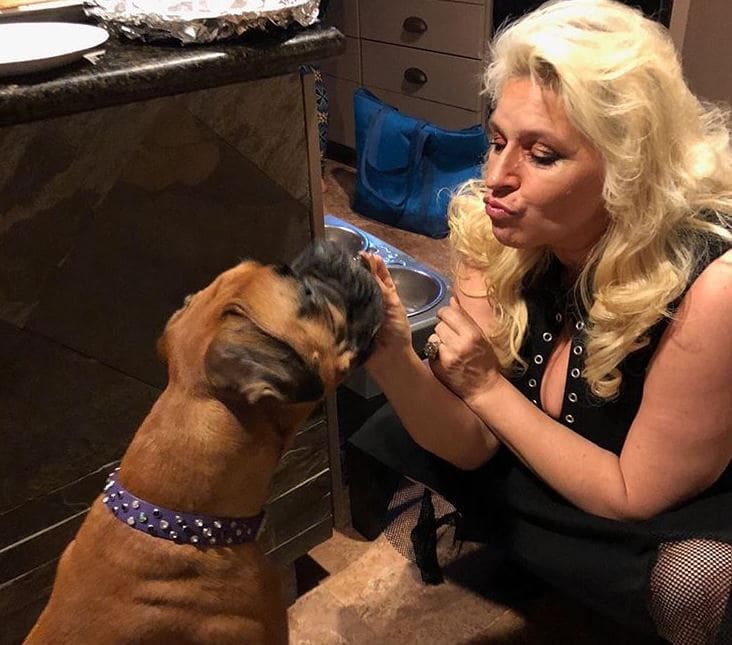 Beth Chapman and a dog