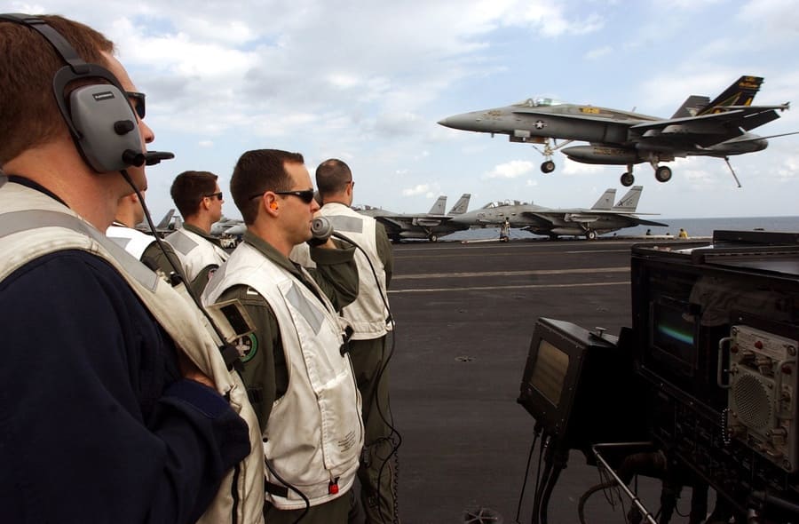 Aiding pilots to land