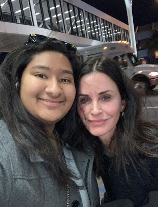Marlen and Courteney are taking a picture.