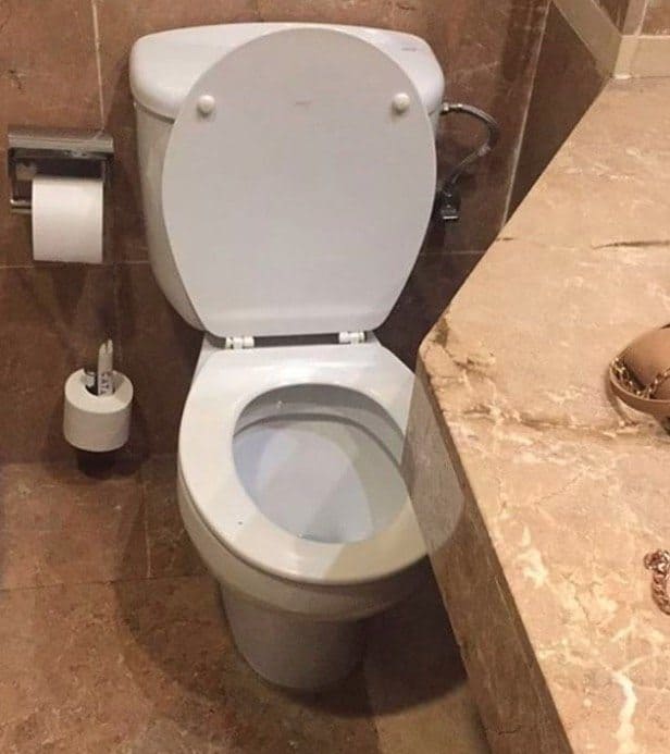 Toilet seat with a counter blocking the ability to sit on it