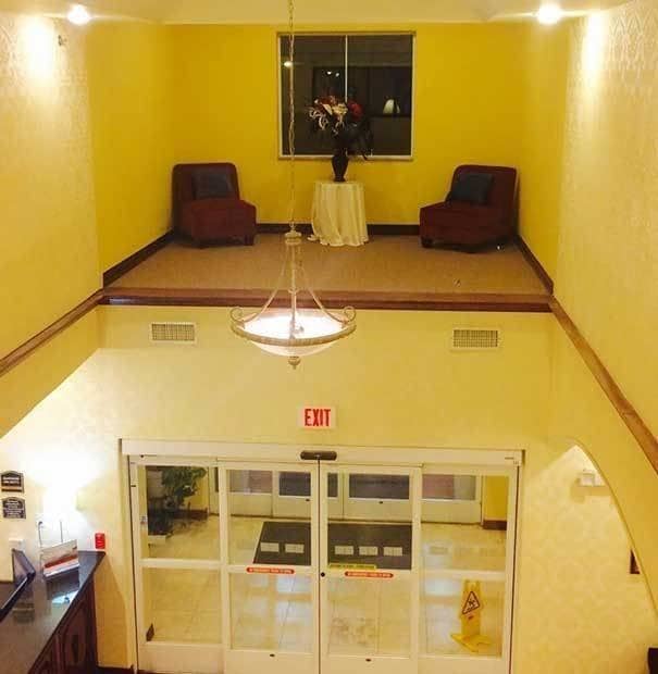 A sitting room area with no way to get to