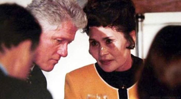 Photograph of Bill Clinton and Janite Lee mid-conversation.