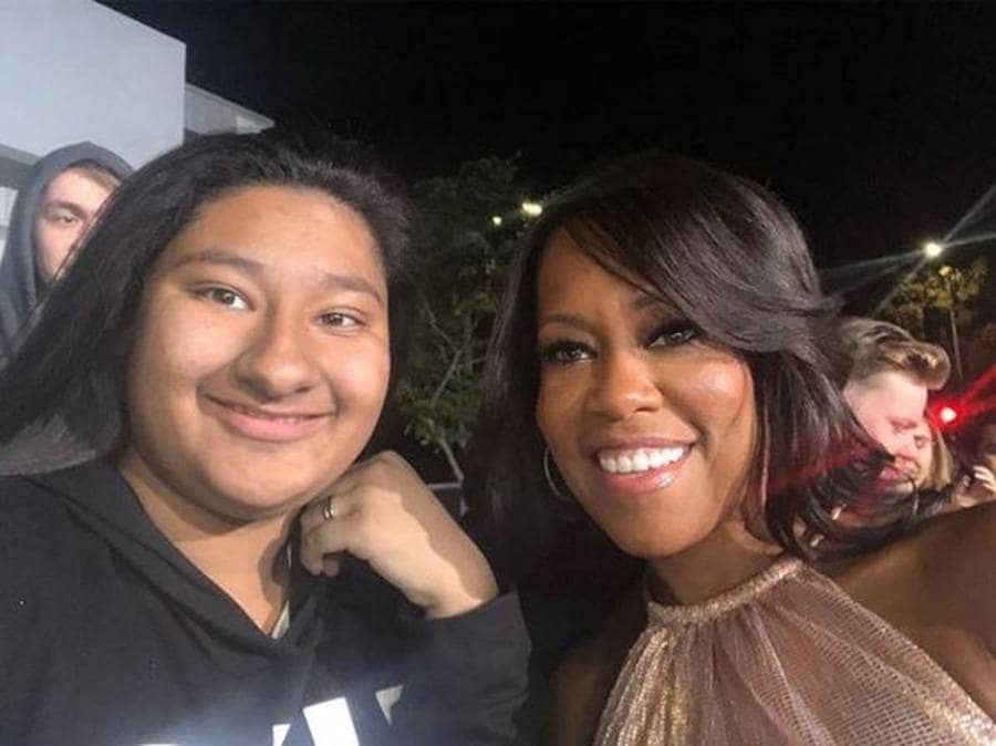 Selfie of Marlen and Regina King, who is dressed up on the red carpet.