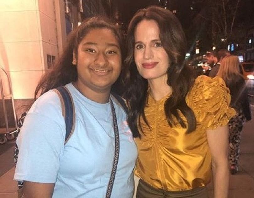 Elizabeth Reaser and Marlen are standing outside of Comic-Con in 2018.