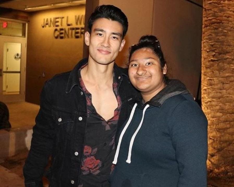 Alex Landi and Marlen are posing together outside of the Vanity Fair event.
