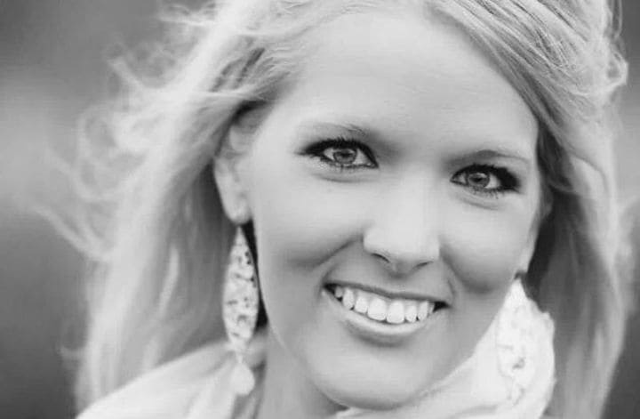 A headshot of Mandi with a huge smile on her face.