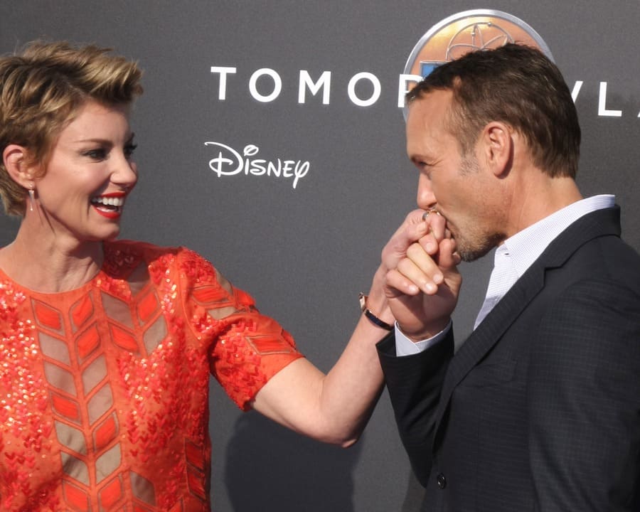 Tim McGraw kissing Faith Hill hand at the