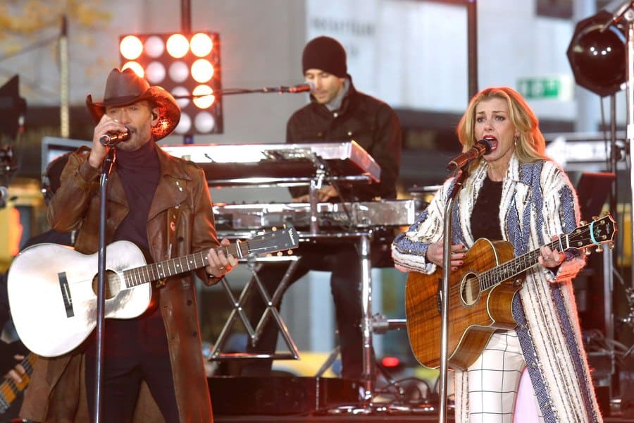 Tim McGraw and Faith Hill performing on the NBC Today Show concert.