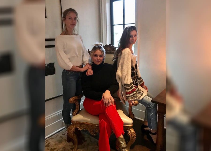 Three grown-up daughters of Tim McGraw and Faith Hill.