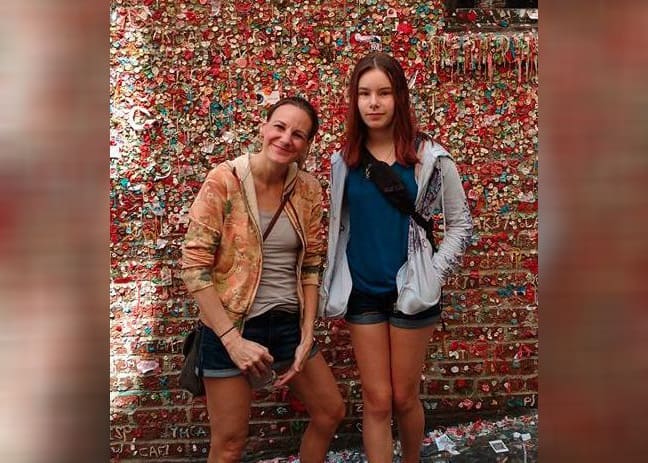 Jessica photographed with her daughter outside.