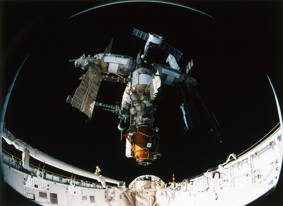 Space Station: Mir, 1995.