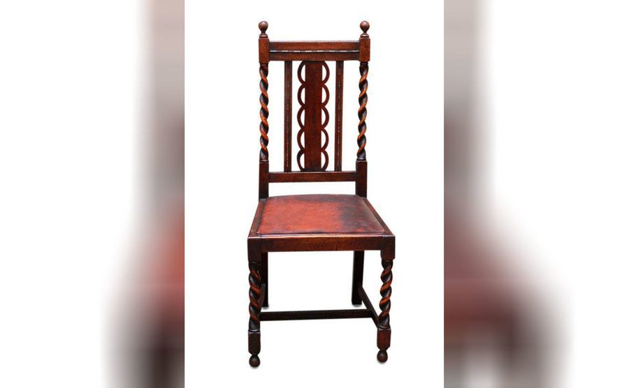 Dining chair with twist legs