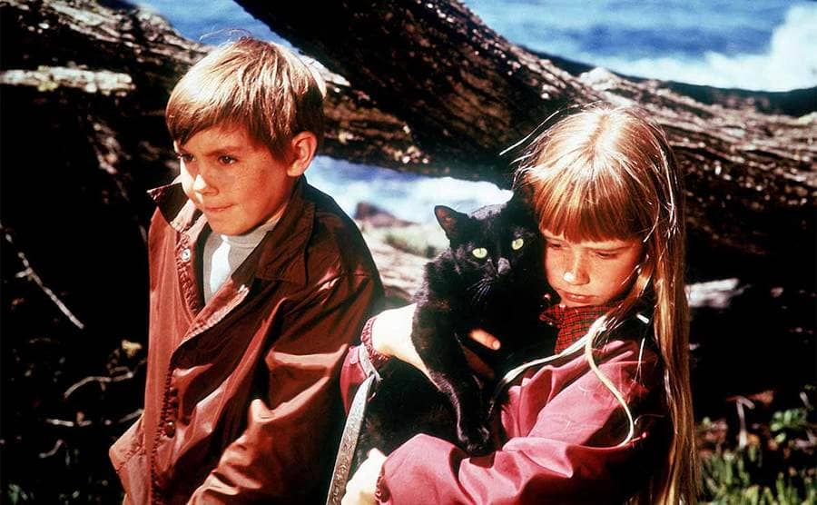 Ike Eisenmann and Kim Richards holding a black cat in the film Escape to Witch Mountain 