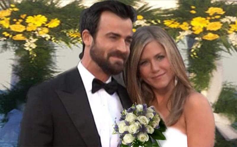 Justin Theroux and Jennifer Aniston holding a white and purple bouquet of flowers 