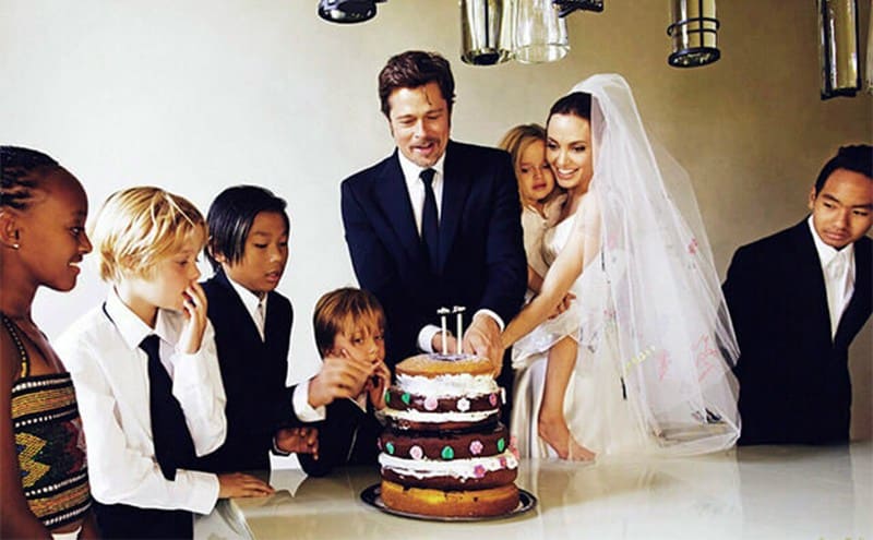 Brad Pitt and Angelina Jolie cutting their wedding cake 