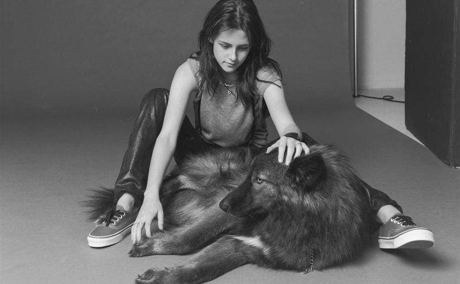 Kristen Stewart posing with her wolf 
