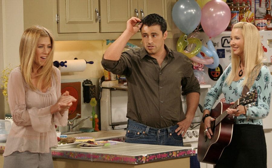 Matt LeBlanc as Joey with Rachel and Fibi in the kitchen 