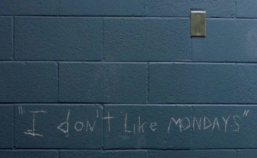 ‘I don’t like Monday’s’ writte on a blue brick wall 