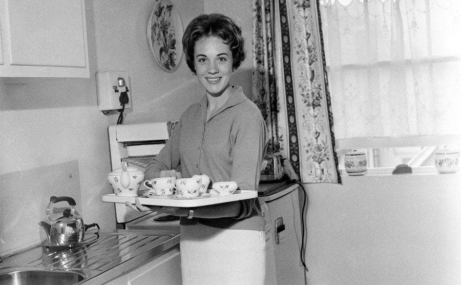 Julie Andrews in the kitchen at her home in 1959