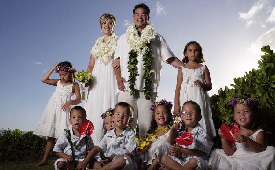 Jon and Kate Gosselin pose with their eight children wearing leis and dressed in white. 