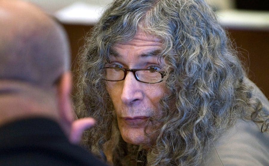 Rodney Alcala is conferring with his investigator before the final verdict. 