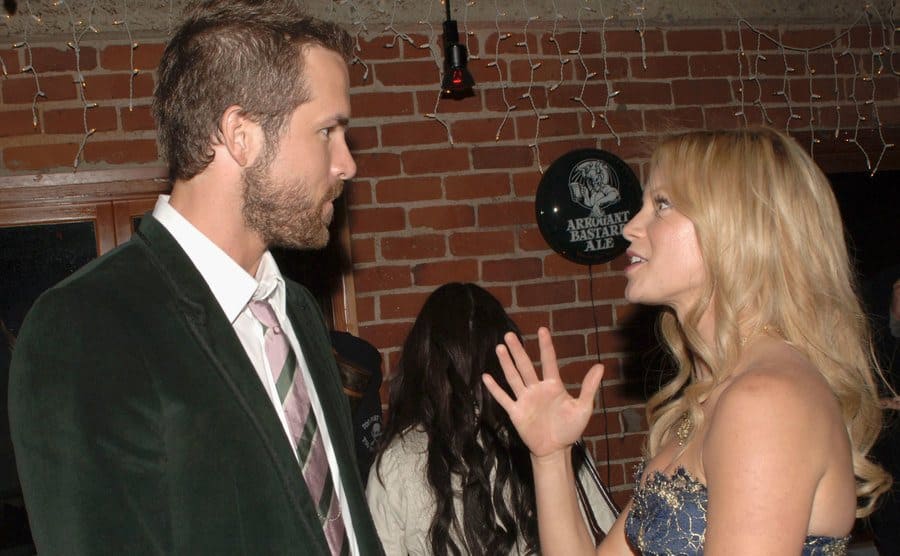 Ryan Reynolds and Amy Smart are talking during an after-party.