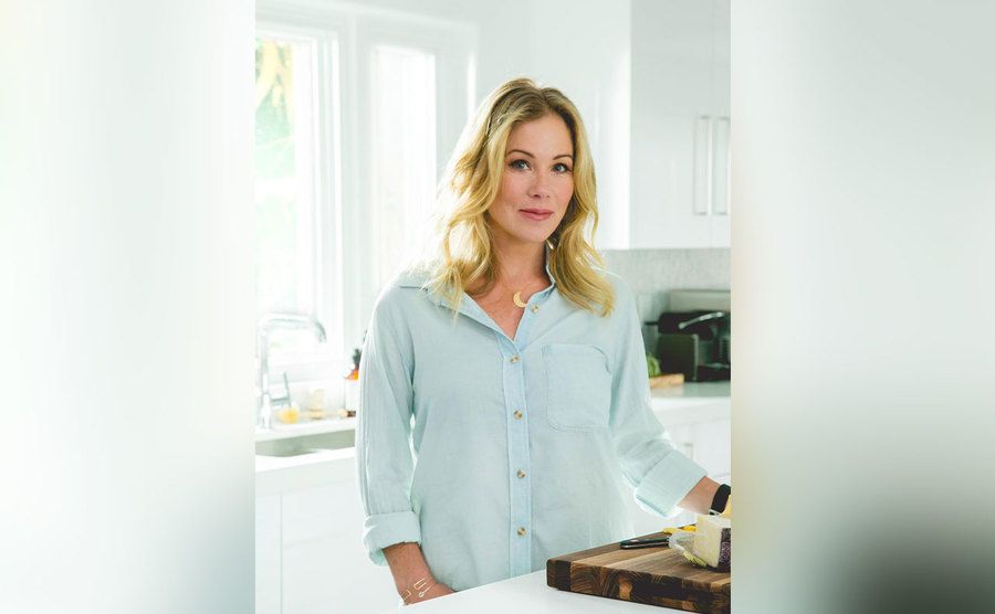 Christina Applegate is standing in the kitchen.