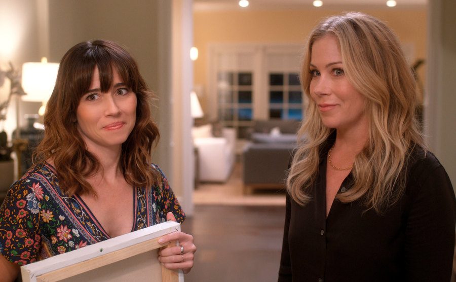 Linda Cardellini and Christina Applegate in a publicity still from the tv show.