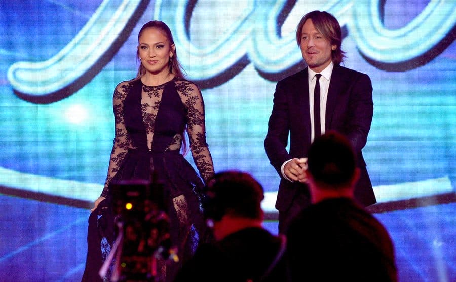 Jennifer Lopez and Keith Urban are on the stage of American Idol. 
