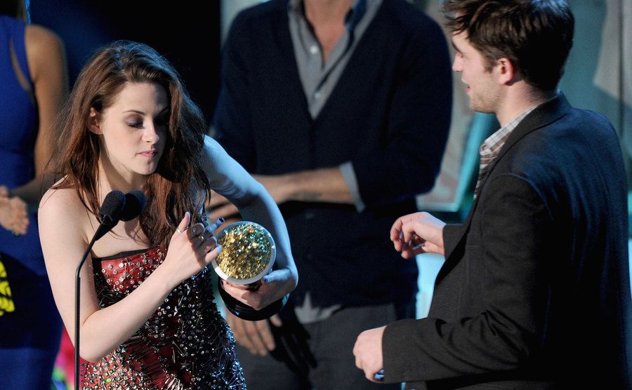 Kristen Stewart drops her award.