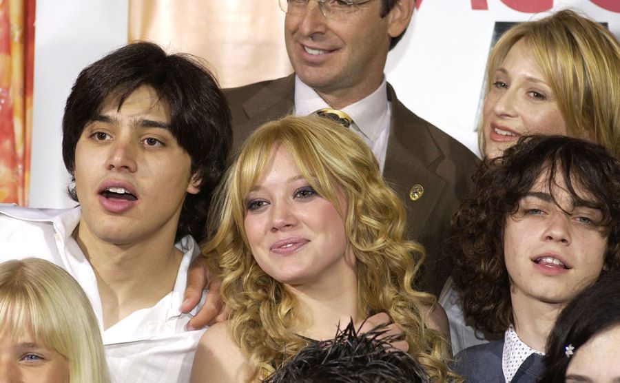 The cast of Lizzie McGuire poses for the press.