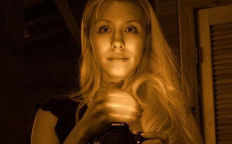 Jodi Arias takes a selfie in the dark.