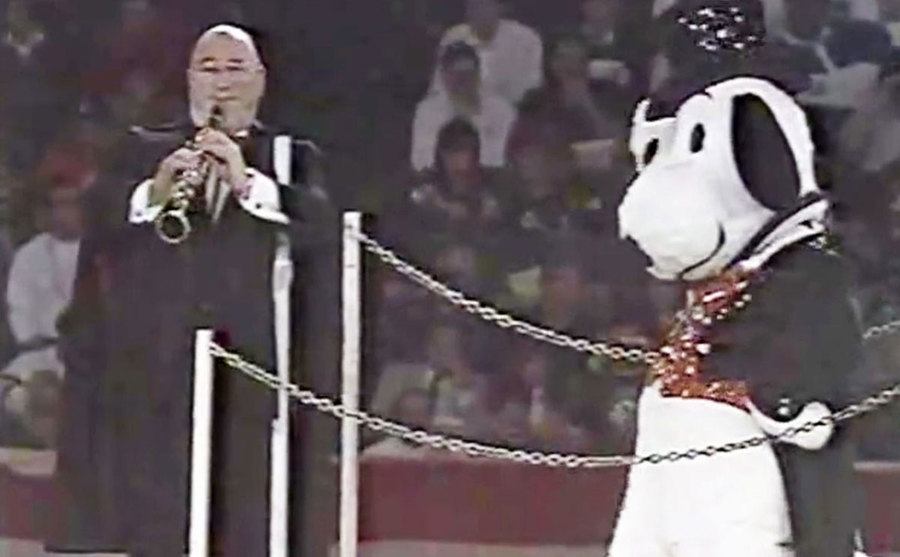 Pete Fountain performs alongside Snoopy during the halftime show. 