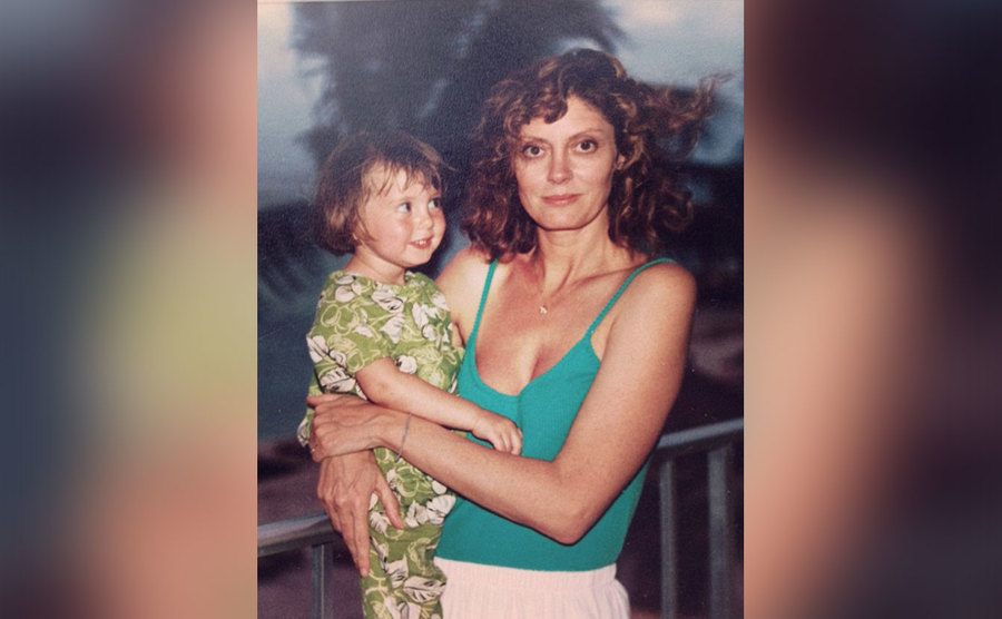 Sarandon holds her daughter on her hip. 