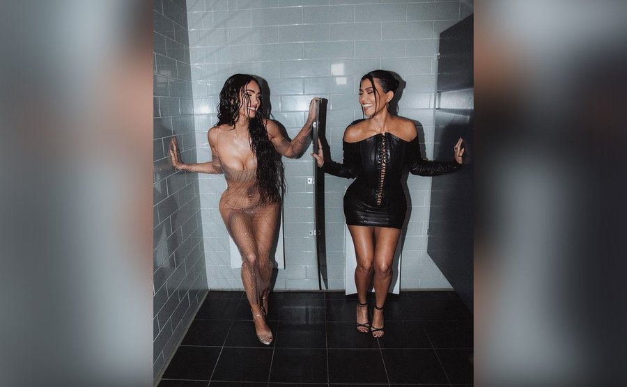 Megan and Kourtney pretend to use the urinals during the VMA’s