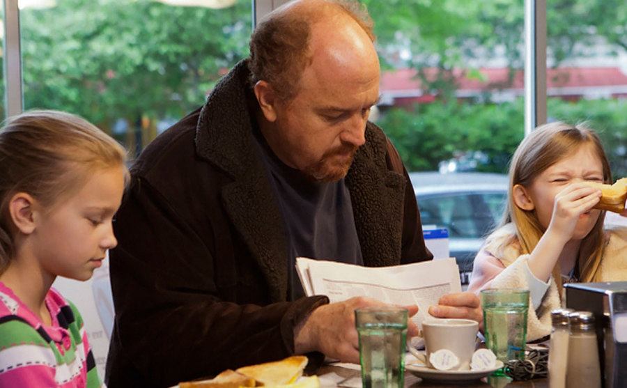 Louis C.K. with Hadley Delany and Ursula Parker eat in a diner on 'Louie.'
