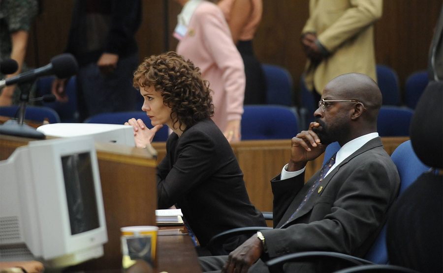 Sarah Paulson and Sterling K. Brown, as Linda Tripp and Christopher Darden, sit in court. 
