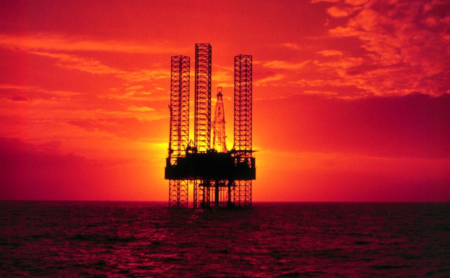 An image of an Oil Rig.