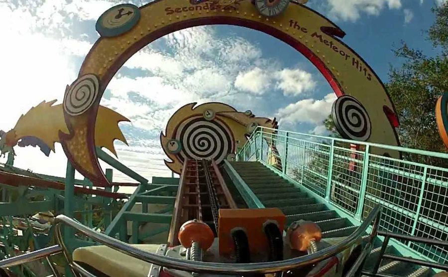 A picture of The Primeval Whirl Ride in movement.