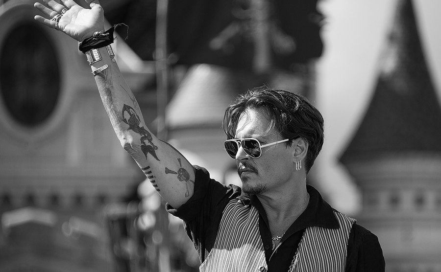 A picture of Johnny Depp in Disneyland.