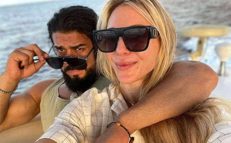 A picture of Charlotte and Andrade spending an afternoon sailing.