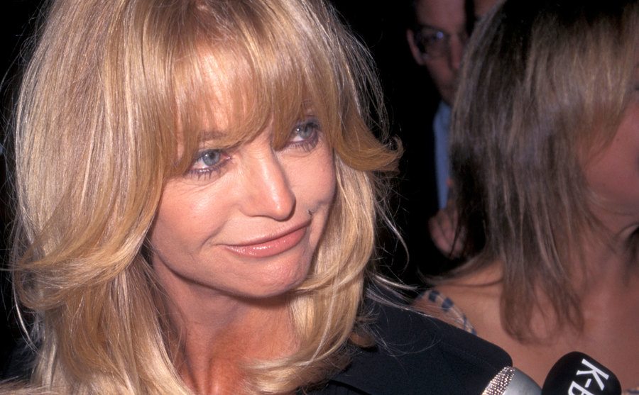 A picture of Goldie Hawn talking to the press.