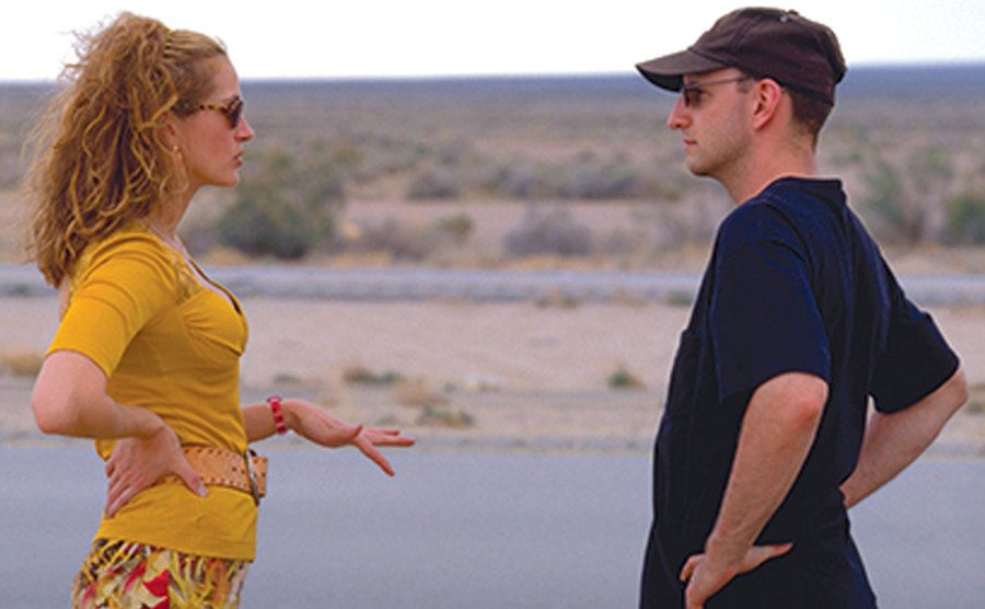 A photo of Julia Roberts and Steven Soderbergh behind the scenes.