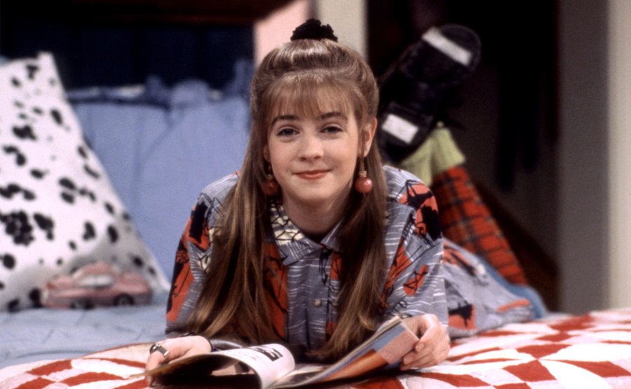 Melissa Joan Hart, as Clarissa Darling, sits on her bed. 
