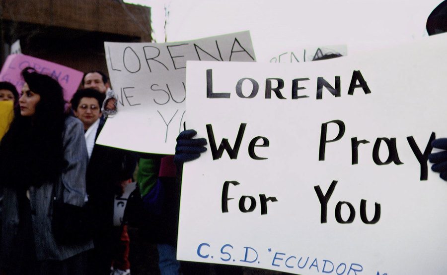 Supporters of Lorena manifest outside the courthouse.