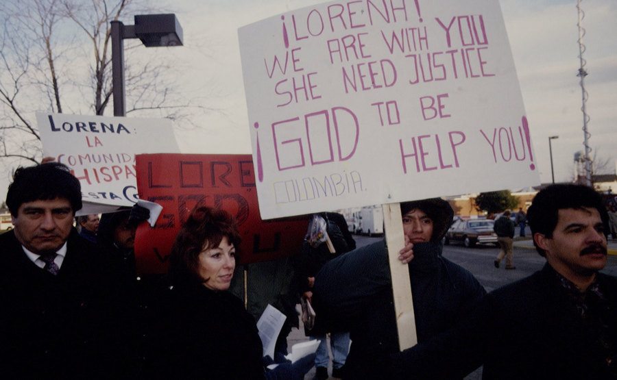 Supporters of Lorena manifest outside the courthouse.