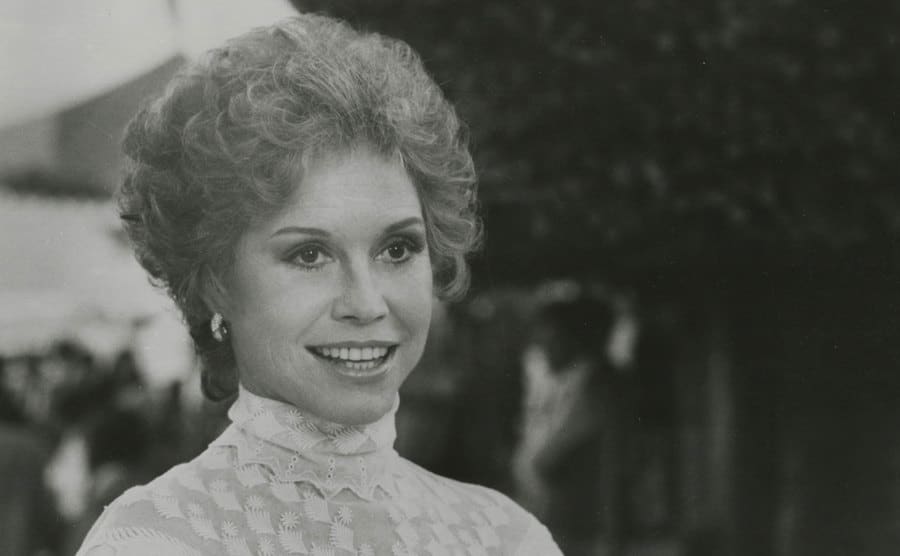 A promotional still of Mary Tyler Moore in Six Weeks.