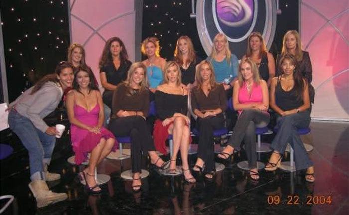 The contestants pose together at the reunion. 