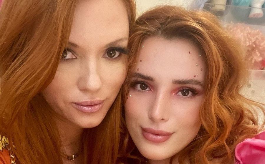 A selfie of Bella Thorne and her mother. 